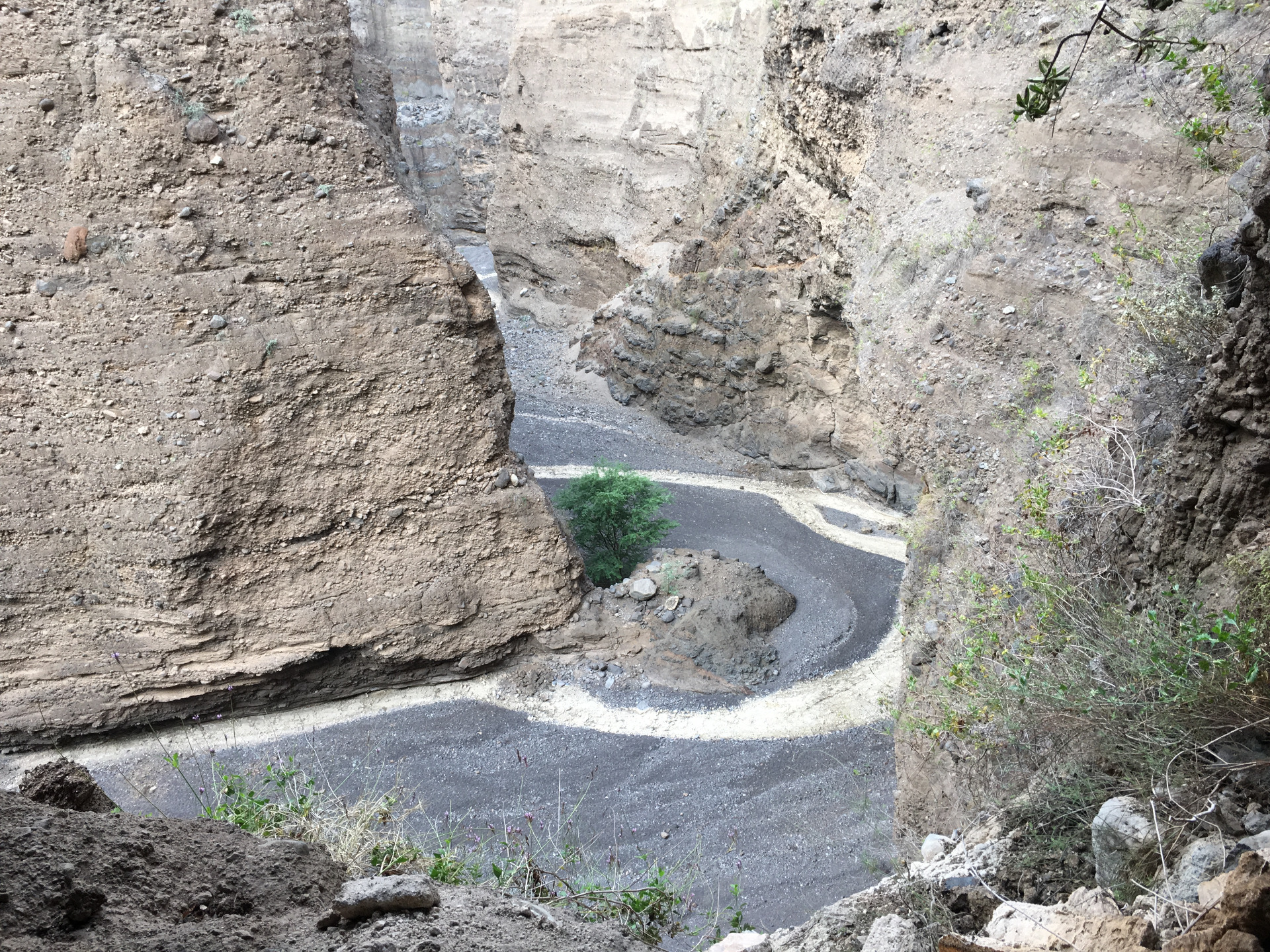 Route sinueuse dans les canyons de Ribeira das Patas, Santo Antão, Cap-Vert
